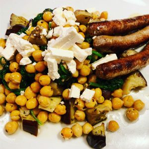 Stoof van kikkererwten, spinazie, aubergine, feta en chipolataworstjes