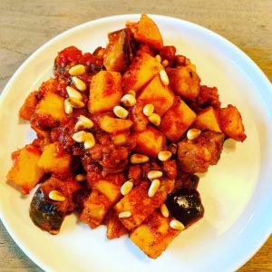 Stootpotje van spek, aubergine, tomaten en zoete aardappel