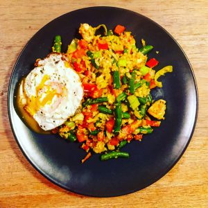 Nasi Goreng van bloemkoolrijst met kip