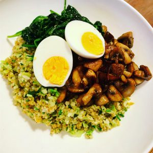 Buddhabowl met bulgur, broccolirijst, spinazie en champignons