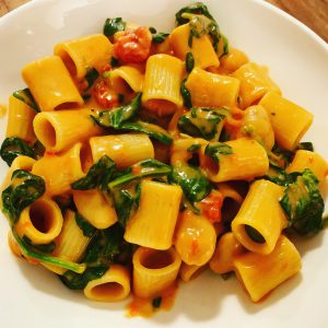 Eenpanspasta met spinazie, tomaten en bonen